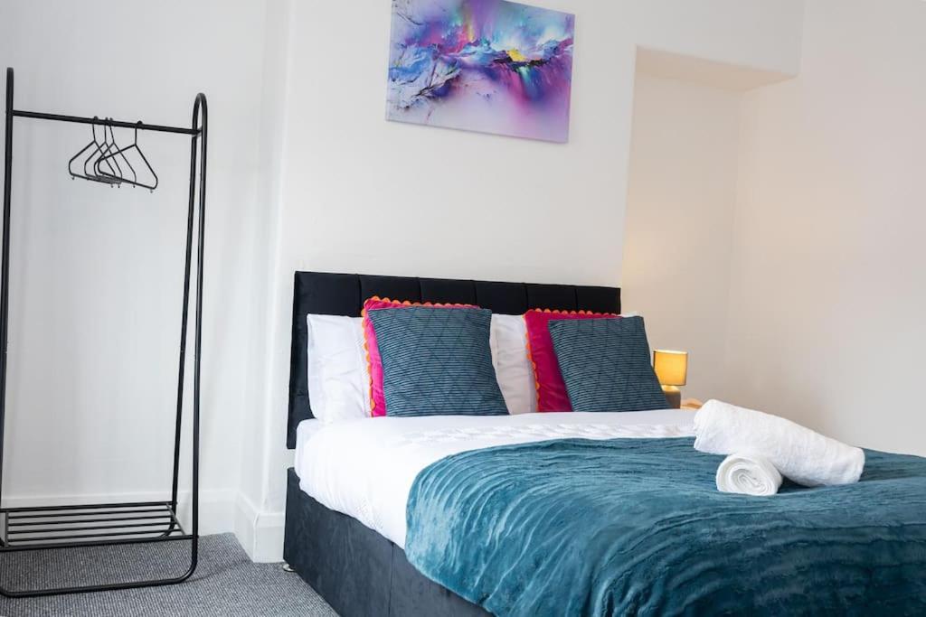 Bright & Modern 3 Bedroom Old Trafford Home แมนเชสเตอร์ ภายนอก รูปภาพ