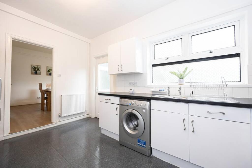 Bright & Modern 3 Bedroom Old Trafford Home แมนเชสเตอร์ ภายนอก รูปภาพ
