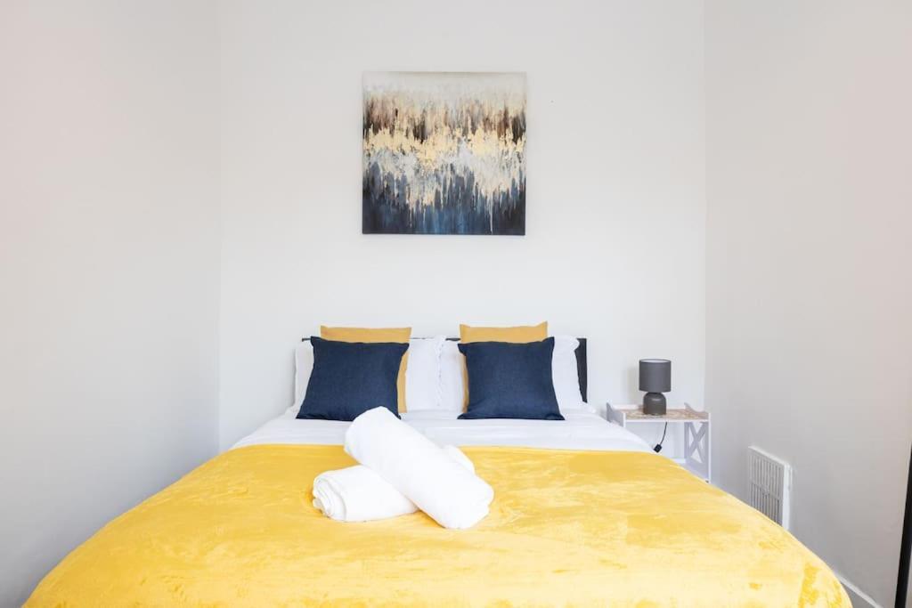 Bright & Modern 3 Bedroom Old Trafford Home แมนเชสเตอร์ ภายนอก รูปภาพ