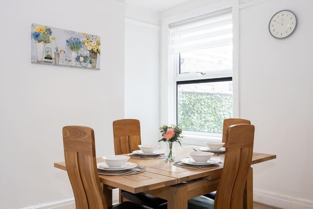 Bright & Modern 3 Bedroom Old Trafford Home แมนเชสเตอร์ ภายนอก รูปภาพ