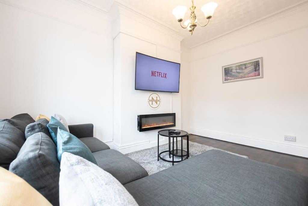 Bright & Modern 3 Bedroom Old Trafford Home แมนเชสเตอร์ ภายนอก รูปภาพ