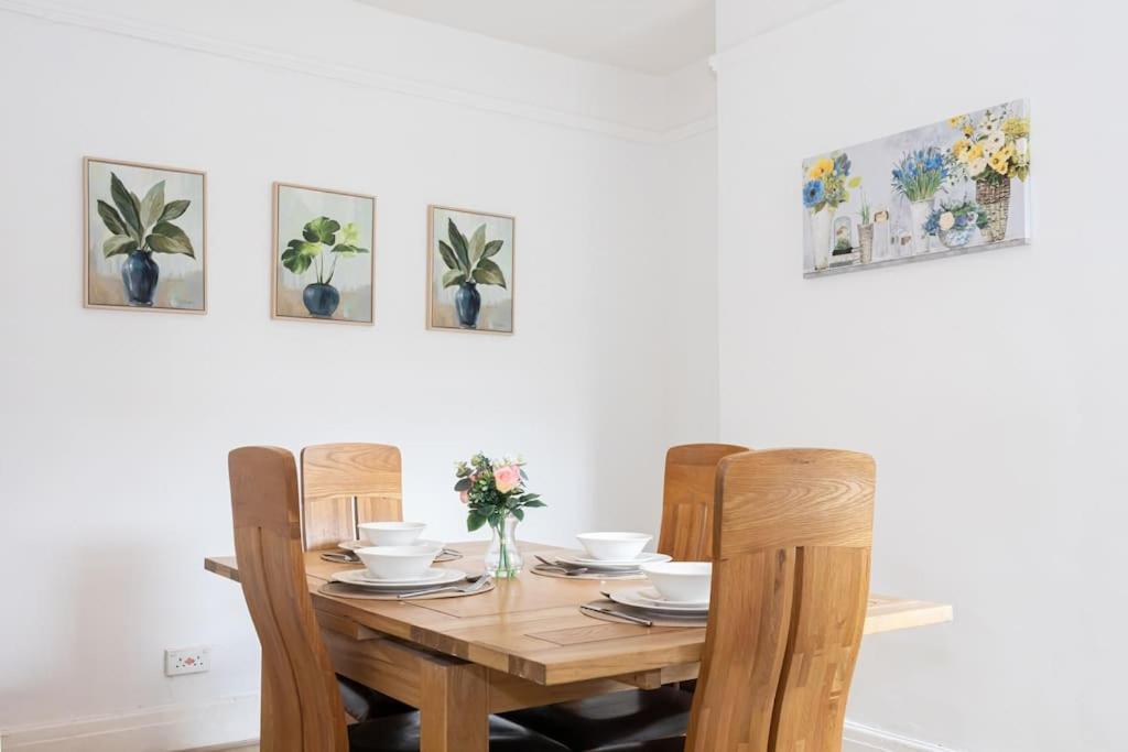 Bright & Modern 3 Bedroom Old Trafford Home แมนเชสเตอร์ ภายนอก รูปภาพ