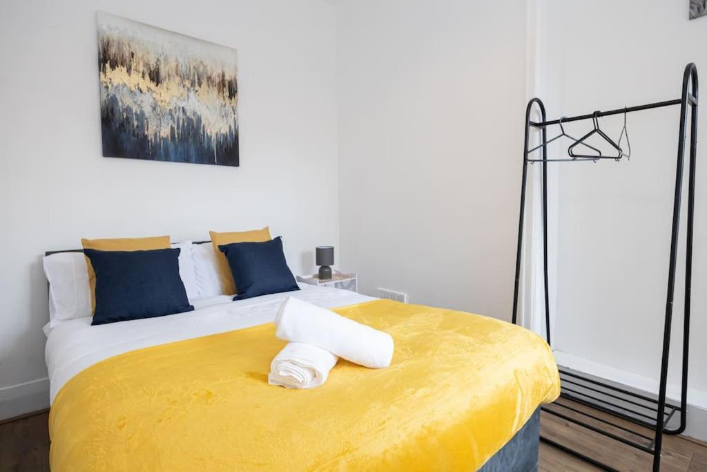 Bright & Modern 3 Bedroom Old Trafford Home แมนเชสเตอร์ ภายนอก รูปภาพ