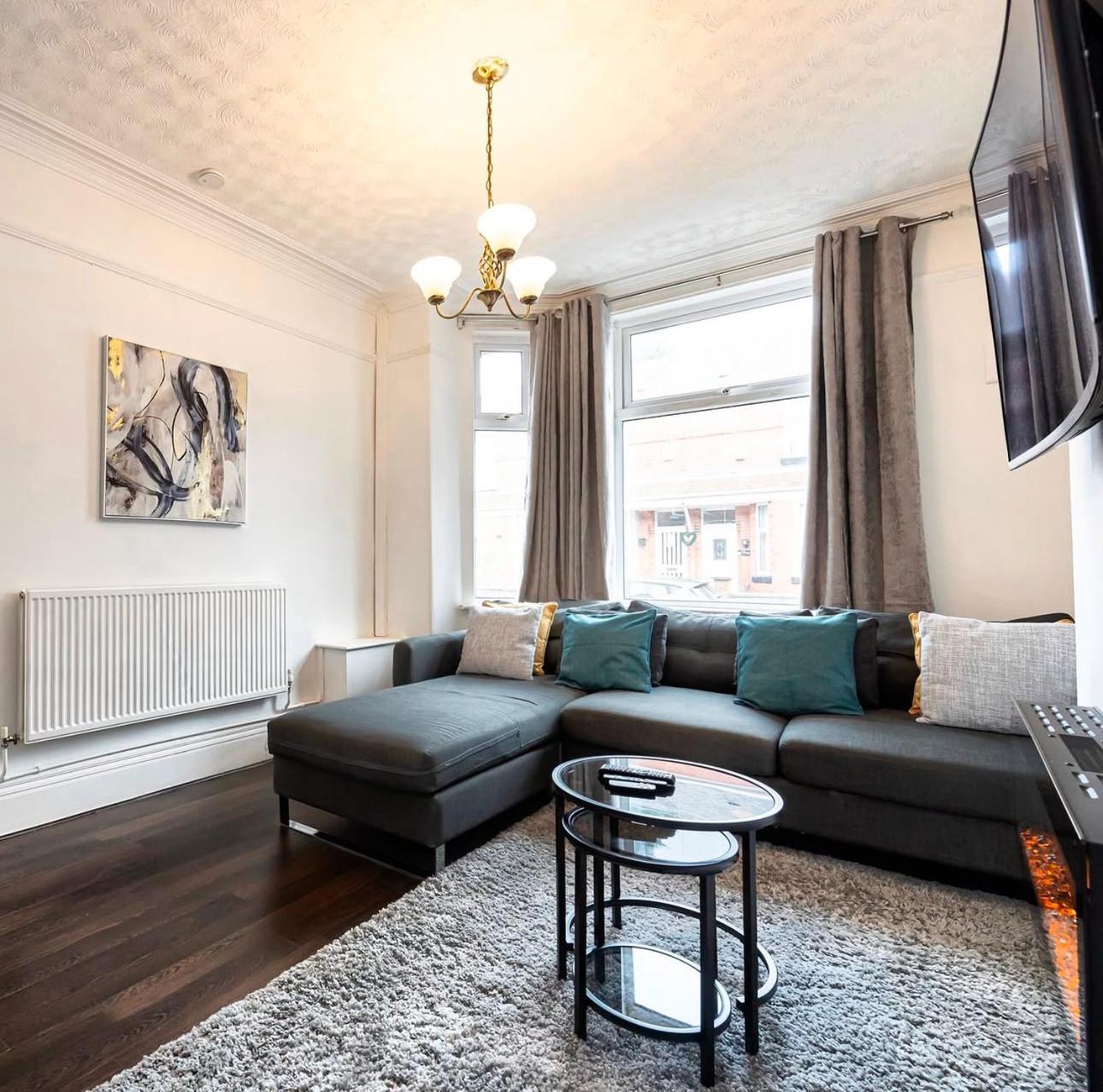 Bright & Modern 3 Bedroom Old Trafford Home แมนเชสเตอร์ ภายนอก รูปภาพ